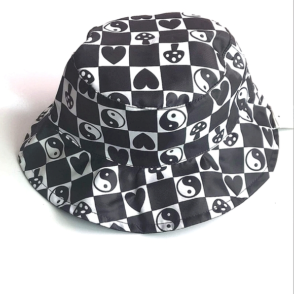 Accessories - Reversible Bucket Ying Yang black heart polyester hat